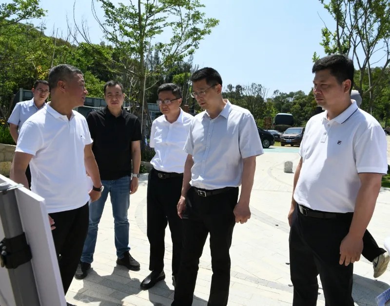 县委主要领导开展“四下基层”现场办公活动 指导推进重点项目建设，并开展巡林、巡河工作